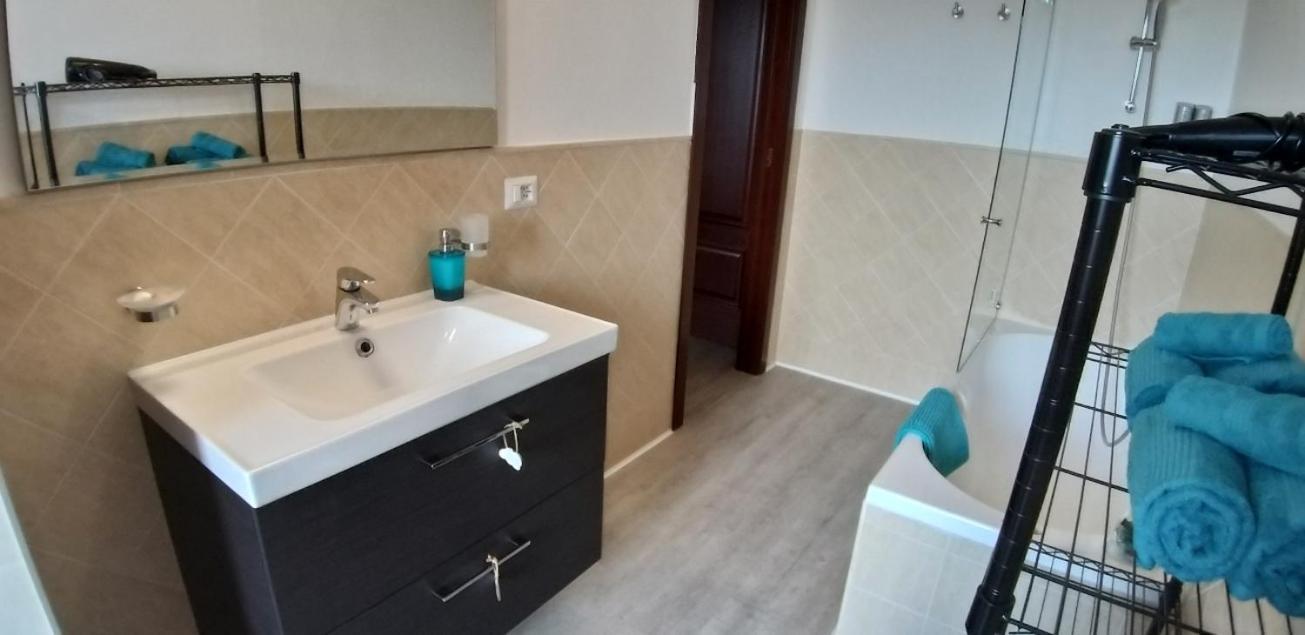 Casa Rosy - Stanza Privata Con Bagno Esclusivo E Parcheggio Gratuito Apartment Porto Torres Exterior photo